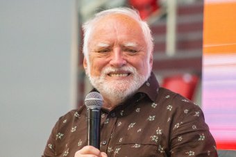 Arató András – a magyarországi villamosmérnök, aki a különleges arca miatt vált mémmé