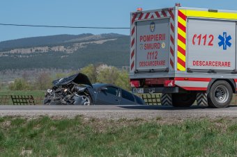 A roncsok közé szorult egy személy egy salamási autóbalesetben