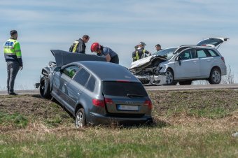 Összetört autók, három sérült és hosszas útlezárás a Szentegyháza határában bekövetkezett balesetnél