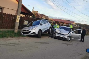Elhagyta a helyszínt, miután nekiütközött egy parkoló autónak Csíkszeredában