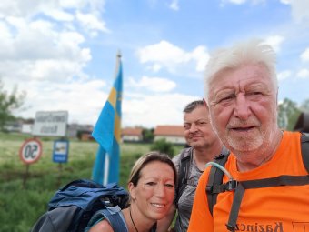 Elmondhatatlanul jó élményekkel gazdagodik a Budapestről Csíksomlyóra tartó gyalogos zarándoktrió