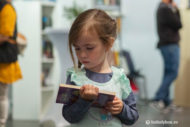 A könyvek lapozgatása mindenképpen segíti a képzelőerő szárnyalását, később az olvasás bővíti a szókincset is •  Fotó: Borbély Fanni