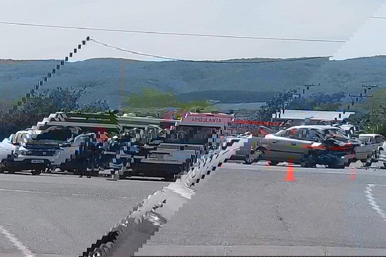 Küldetésben lévő rendőrautóval ütközött