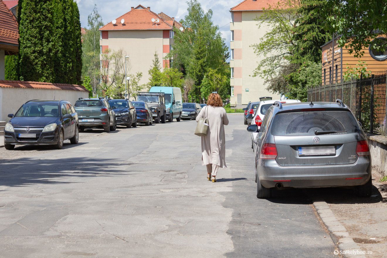 A gyalogos az útra kényszerül a járdán parkoló autók miatt •  Fotó: Borbély Fanni