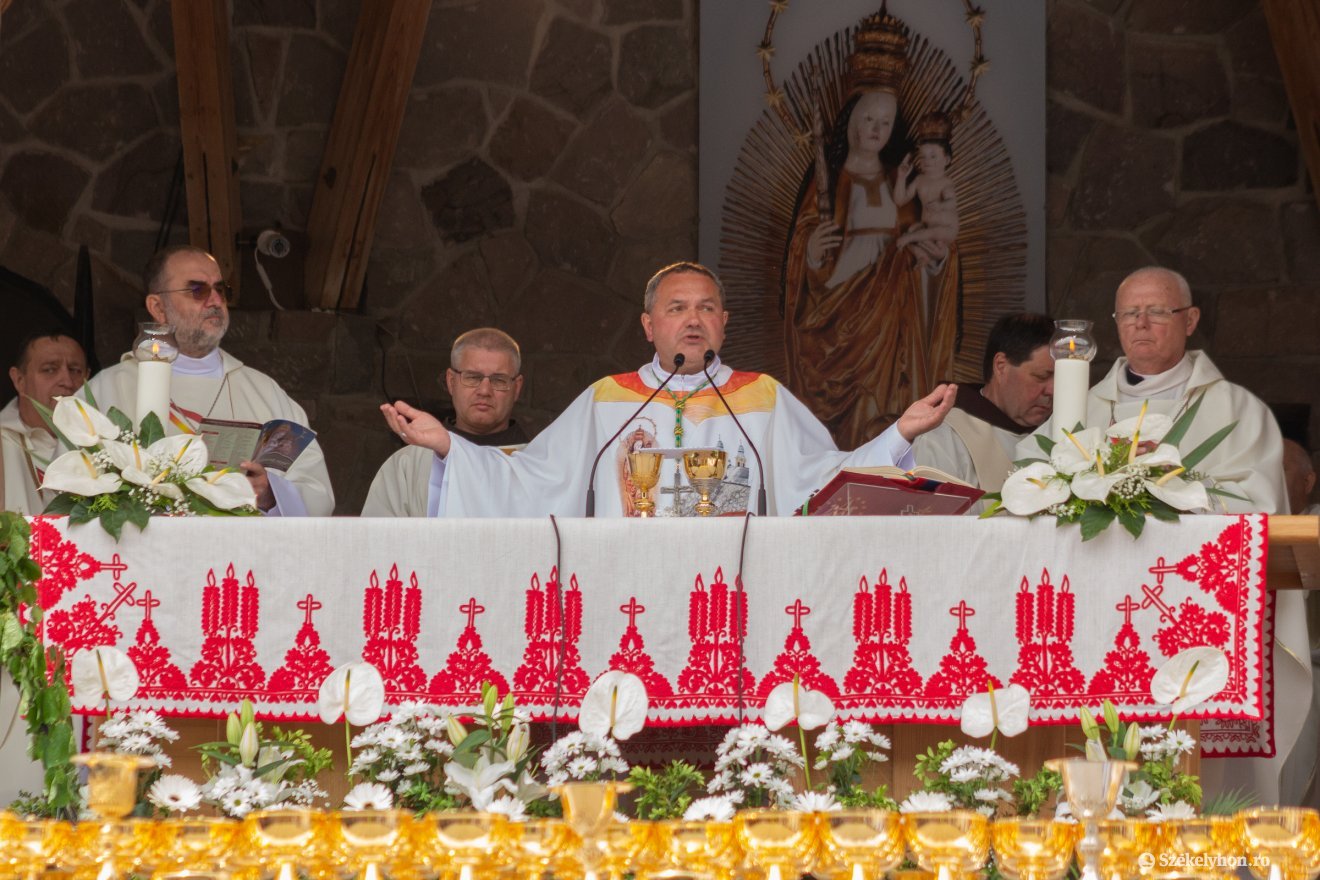 Felföldi László pécsi megyéspüspök (középen) arra kérte a híveket, ne csupán nézői, szemlélői, hanem cselekvő résztvevői legyenek életük közösségeinek •  Fotó: Borbély Fanni