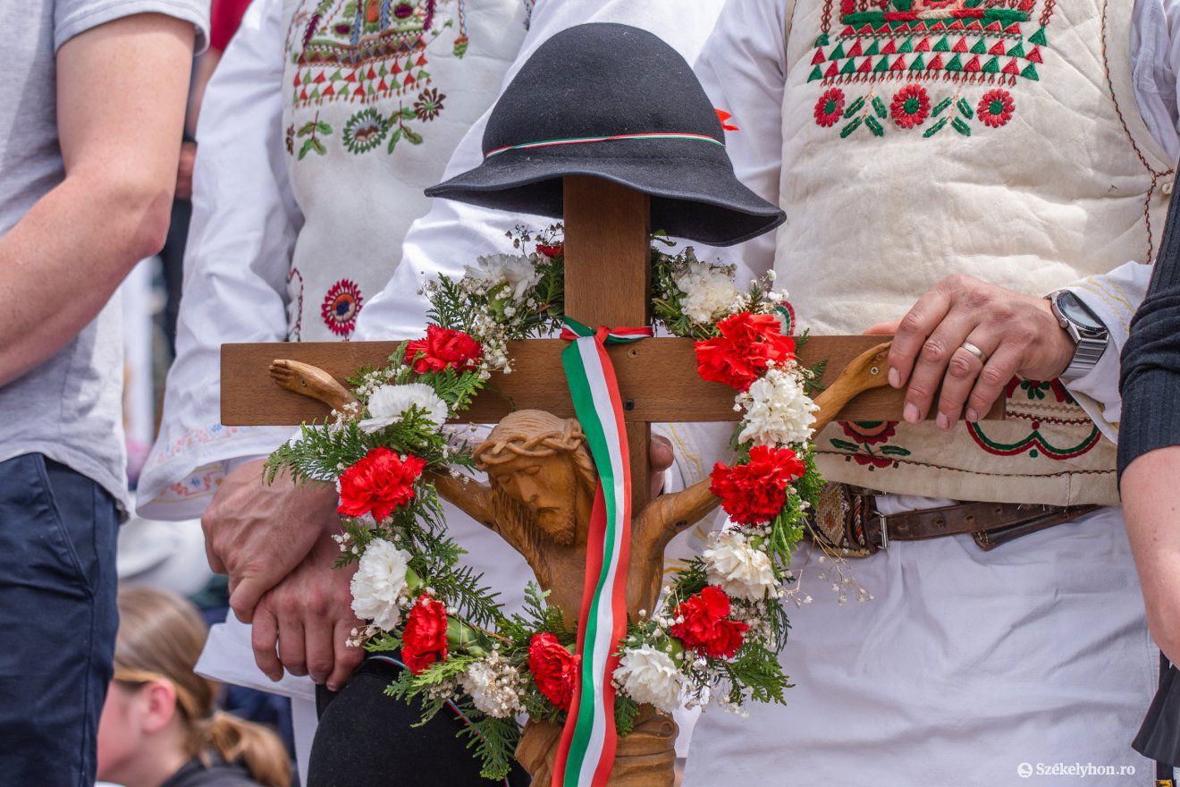 A csíksomlyói búcsúba kalauzolja el a nézőket az Értékek útján sorozat első, Keresztalja című része •  Fotó: László Ildikó
