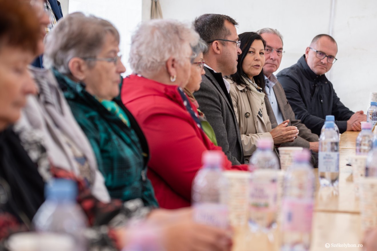 Korodi Attiláék a tavalyi EP-választás kampányában sajtóeseményt szerveztek, amiben az idősotthon lehetséges terveiről beszéltek az érintettekkel. Most kiderült: nincs erre EU-s támogatás •  Fotó: Pinti Attila