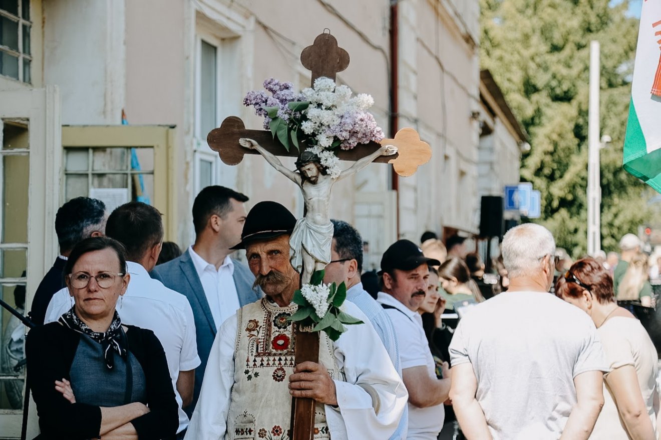 Vendégvárás a gyimesi vonatállomáson. Archív &bullet;  Fotó: Mihály László