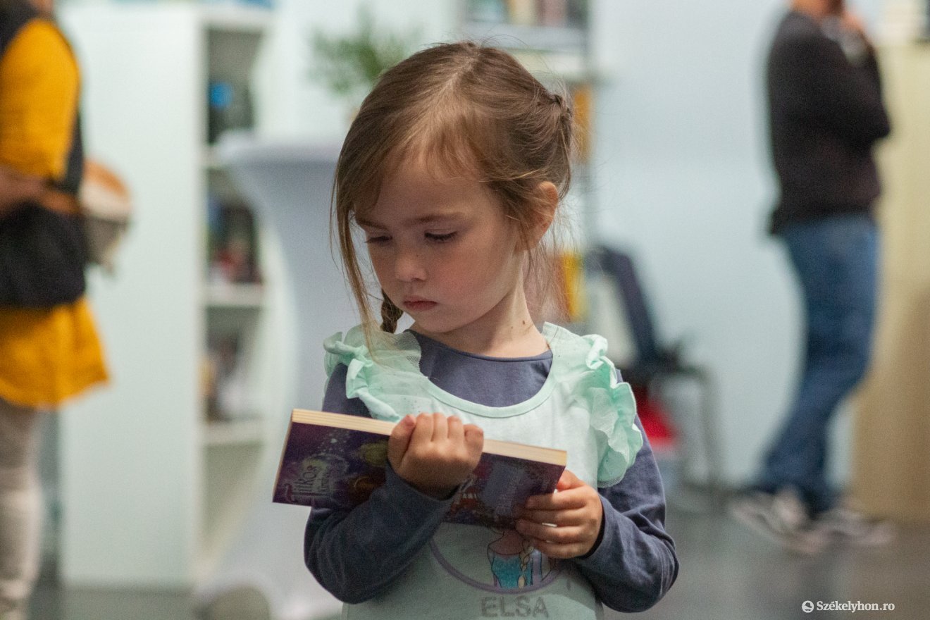 A könyvek lapozgatása mindenképpen segíti a képzelőerő szárnyalását, később az olvasás bővíti a szókincset is •  Fotó: Borbély Fanni