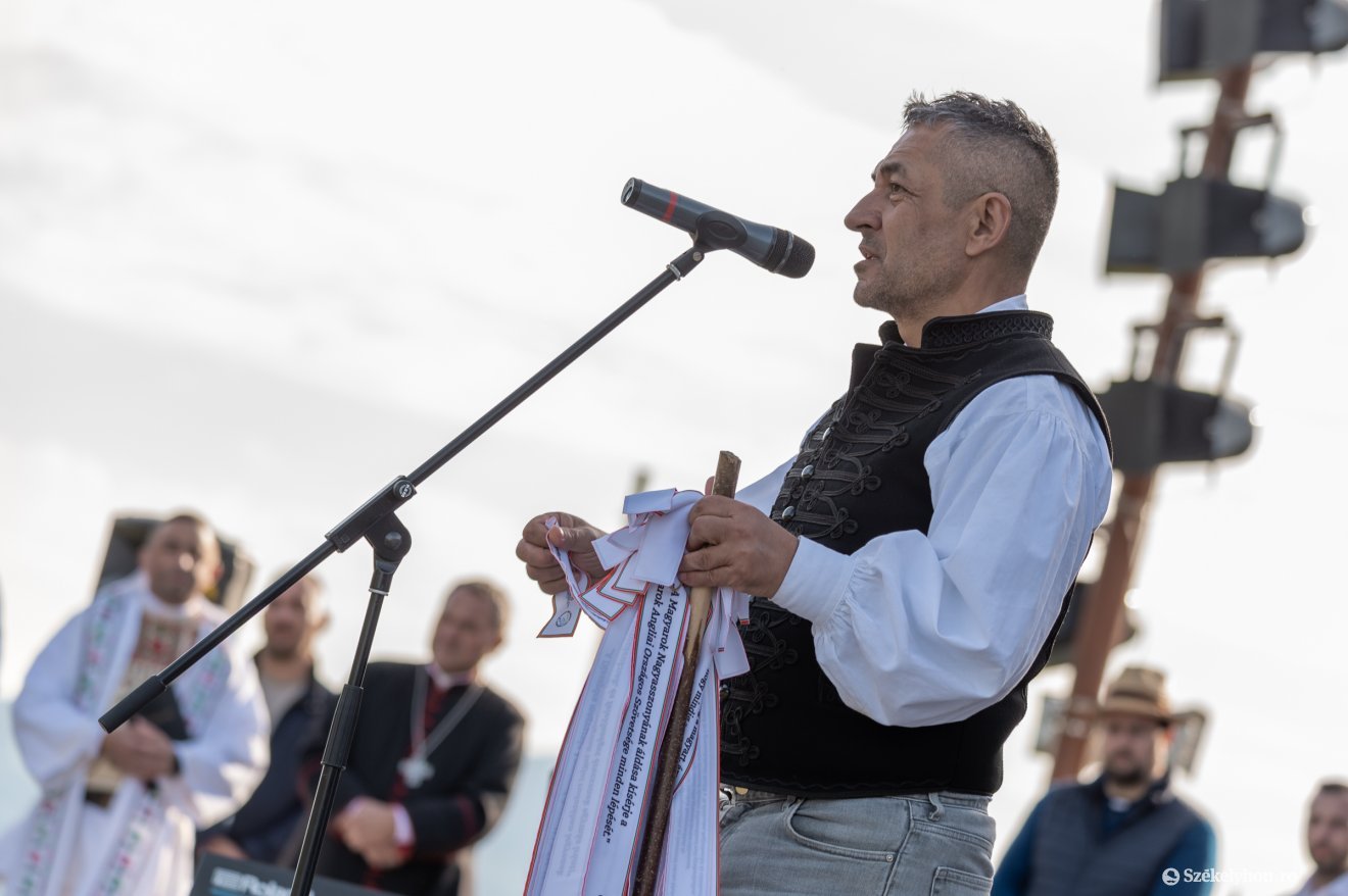 Potápi Árpád János az idei csíksomlyói búcsút megelőző lovaszarándoklat célba érésekor. A székelyföldi közösségek is gyászolják •  Fotó: Pinti Attila