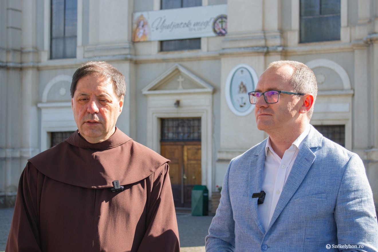 Tímár Sándor Asztrik, a csíksomlyói kegytemplom és ferences kolostor igazgatója és Korodi Attila, Csíkszereda polgármestere •  Fotó: Borbély Fanni