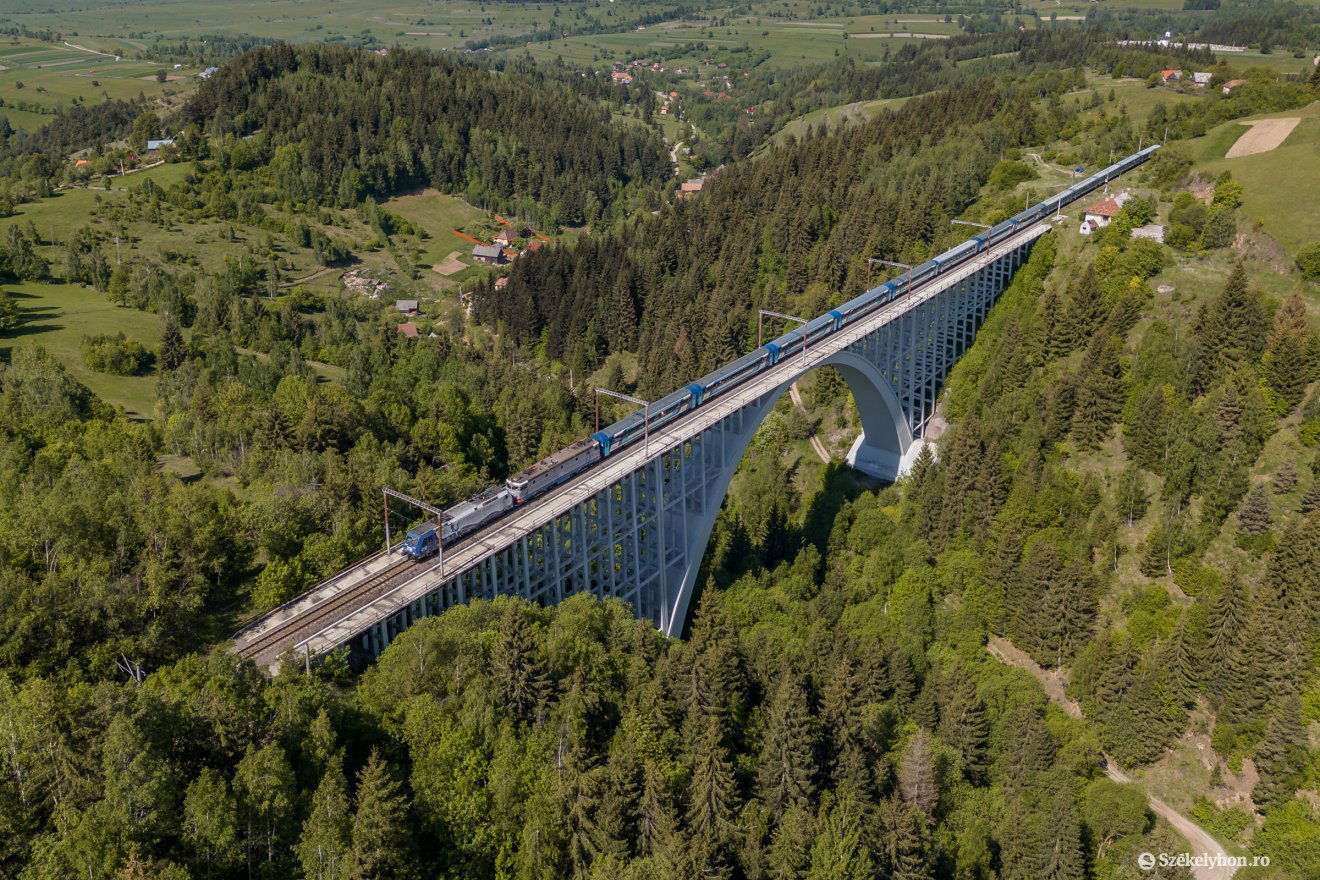 A Karakó-völgyhídon, úton az ezeréves határhoz az Össznemzeti Zarándokvonat •  Fotó: Pinti Attila