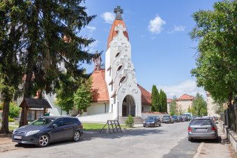 Zsúfolt utca helyett élhető térré tennék a Szent Kereszt Plébánia melletti útszakaszt