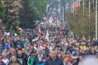 Elállt az eső, tömött sorokban érkeznek a zarándokok