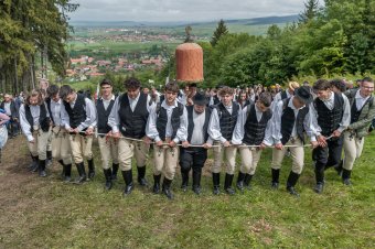 A labarum is érkezik a búcsús szentmise helyszínére