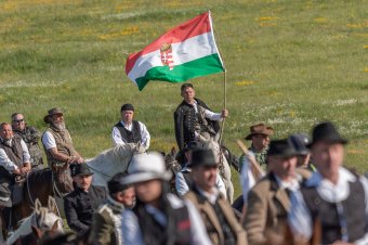 Közel négyszáz lovas viszi az imákat a Hármashalom-oltárhoz