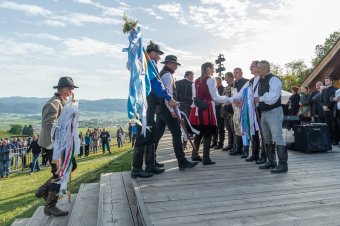 „Mi együtt jöttünk” – lovas zarándokokat köszöntöttek a csíksomlyói nyeregben