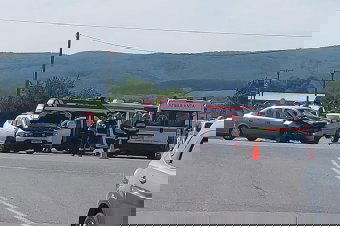 Küldetésben lévő rendőrautóval ütközött