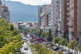 Levált egy lemezdarab a tetőről, a tűzoltók segítségére volt szükség