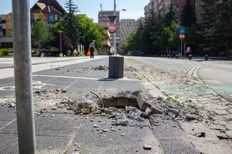 Utcabútorok, parkolásgátlók mentek tönkre Csíkszereda központjában