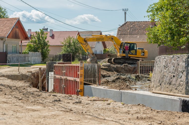Aszfaltburkolatra váltják a poros utakat