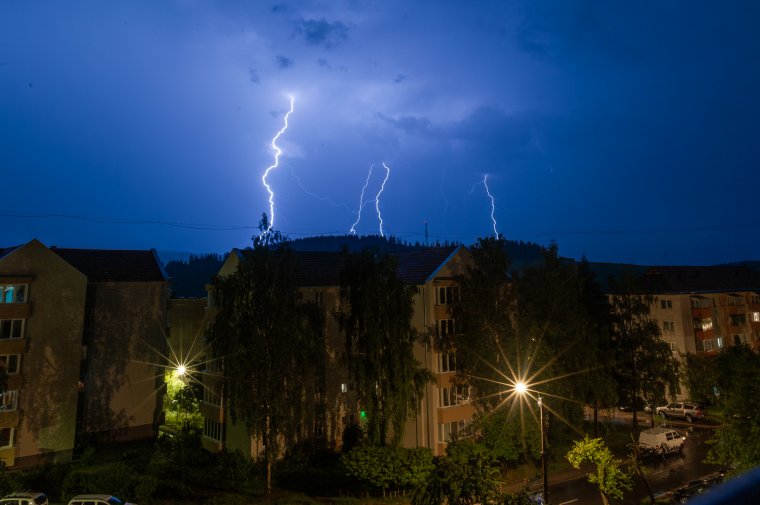 Viharos idők: felhőszakadásokra, erős szélre figyelmeztetnek a meteorológusok, jégeső is lehet