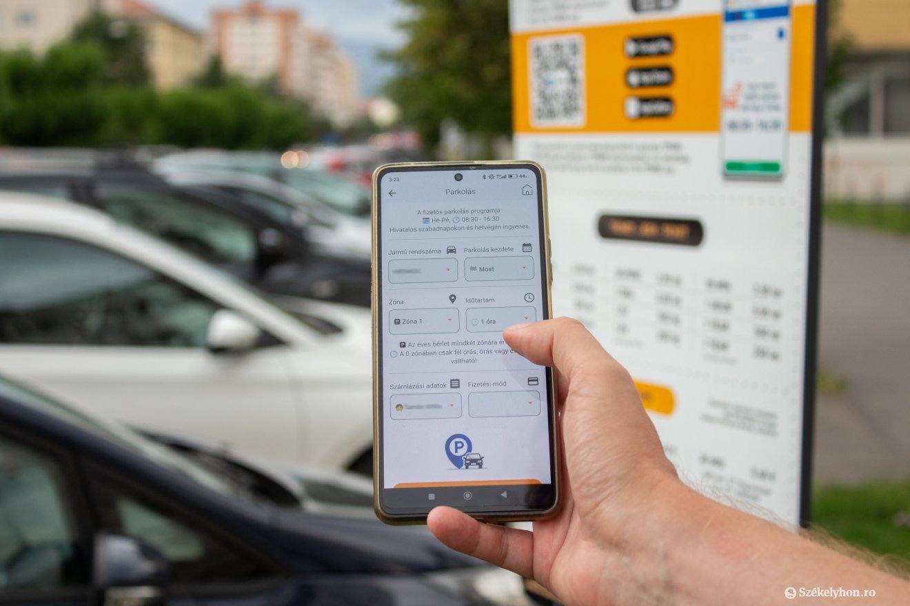 Csíkszeredában több év szünet után lett ismét fizetős parkolás •  Fotó: Borbély Fanni