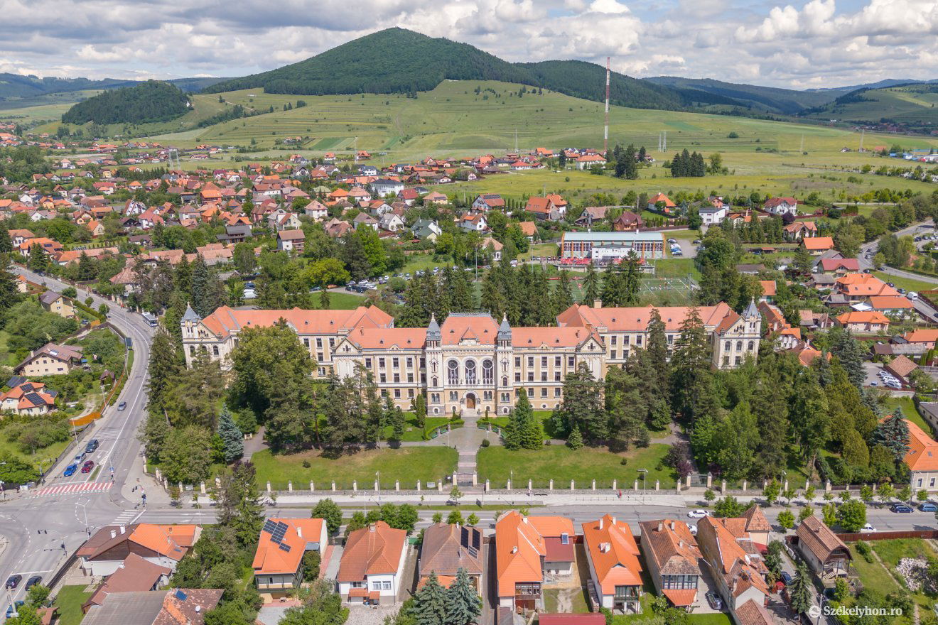 Kristó András az iskola egykori nagy tanára és hat éven keresztül igazgatója volt