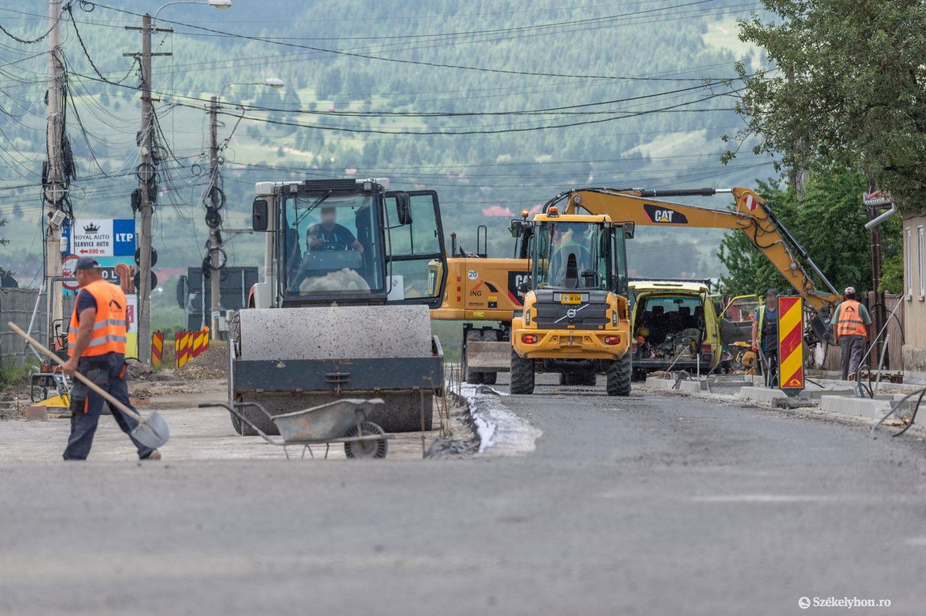 Az útkarbantartási munkálatokat is gyakorta végzik külföldről Romániába érkező munkavállalók •  Fotó: Pinti Attila