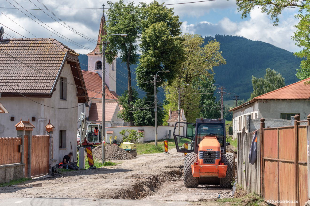 A Zsögöd utcában új útburkolat készül •  Fotó: Pinti Attila