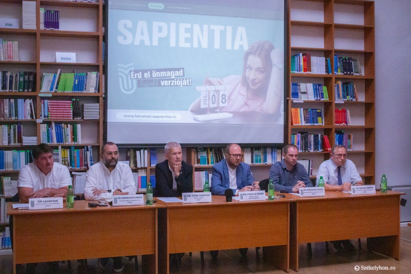 A sajtótájékoztató fontosságát jelezte, hogy az egyetem minden helyszínének vezetője személyesen volt jelen •  Fotó: Borbély Fanni