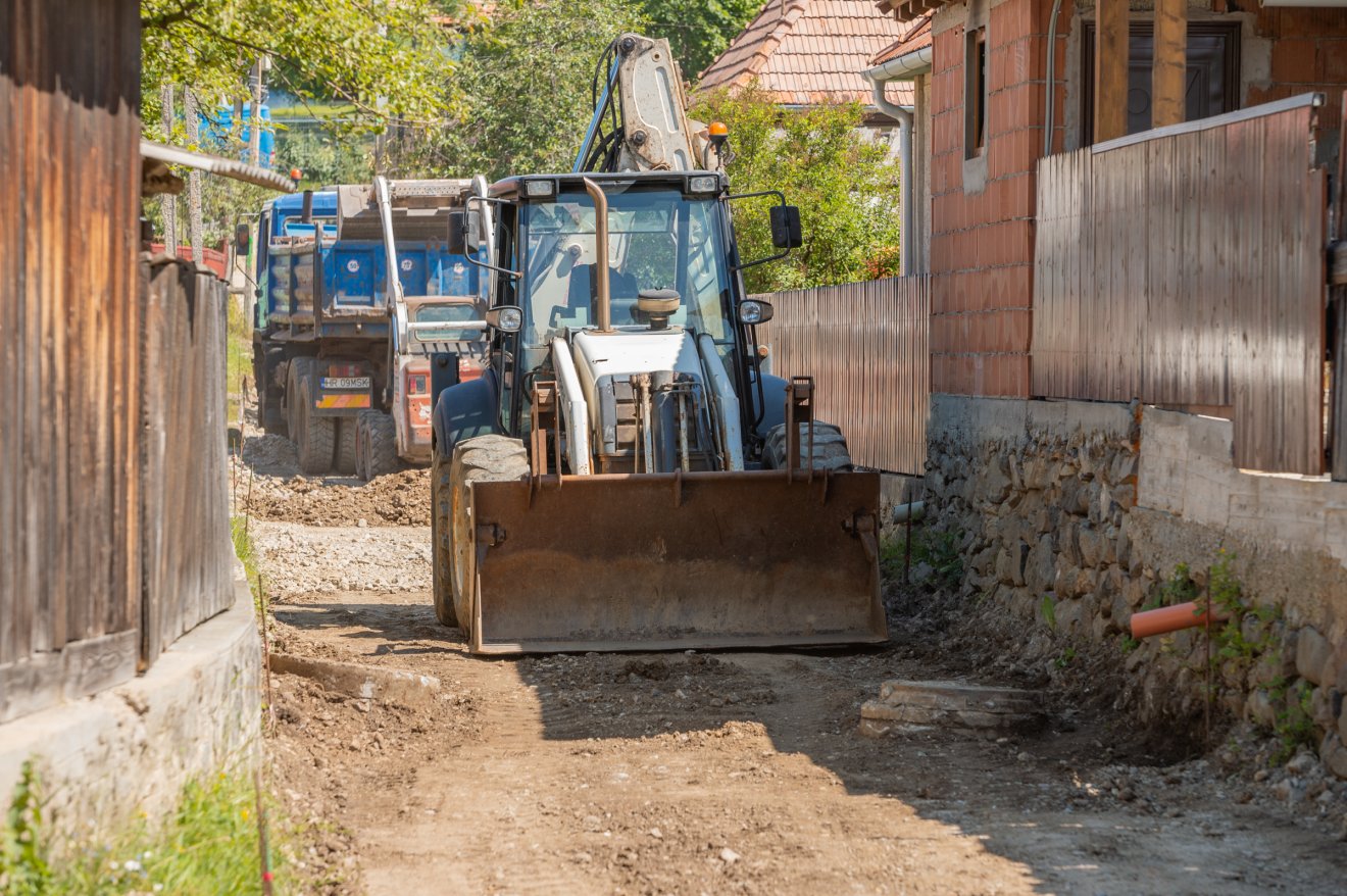 Alapozás készül a község számos utcájában, ahol aszfaltozás lesz •  Fotó: Pinti Attila