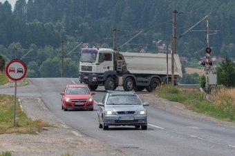 Jól körül kell nézni a veszélyes útkereszteződésnél