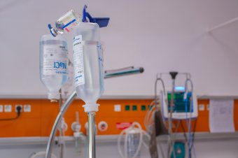 Ételmérgezési tünetekkel került kórházba több mint 40 magyarországi turista, miután egy erdélyi fürdővárosban étkeztek