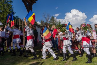 Piros-sárga-kék forgatókönyv rövidebb stáblistával