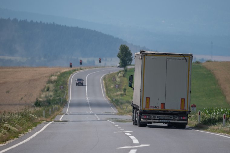 Kamionstopot rendeltek el a magyar határ menti megyében a hőség miatt