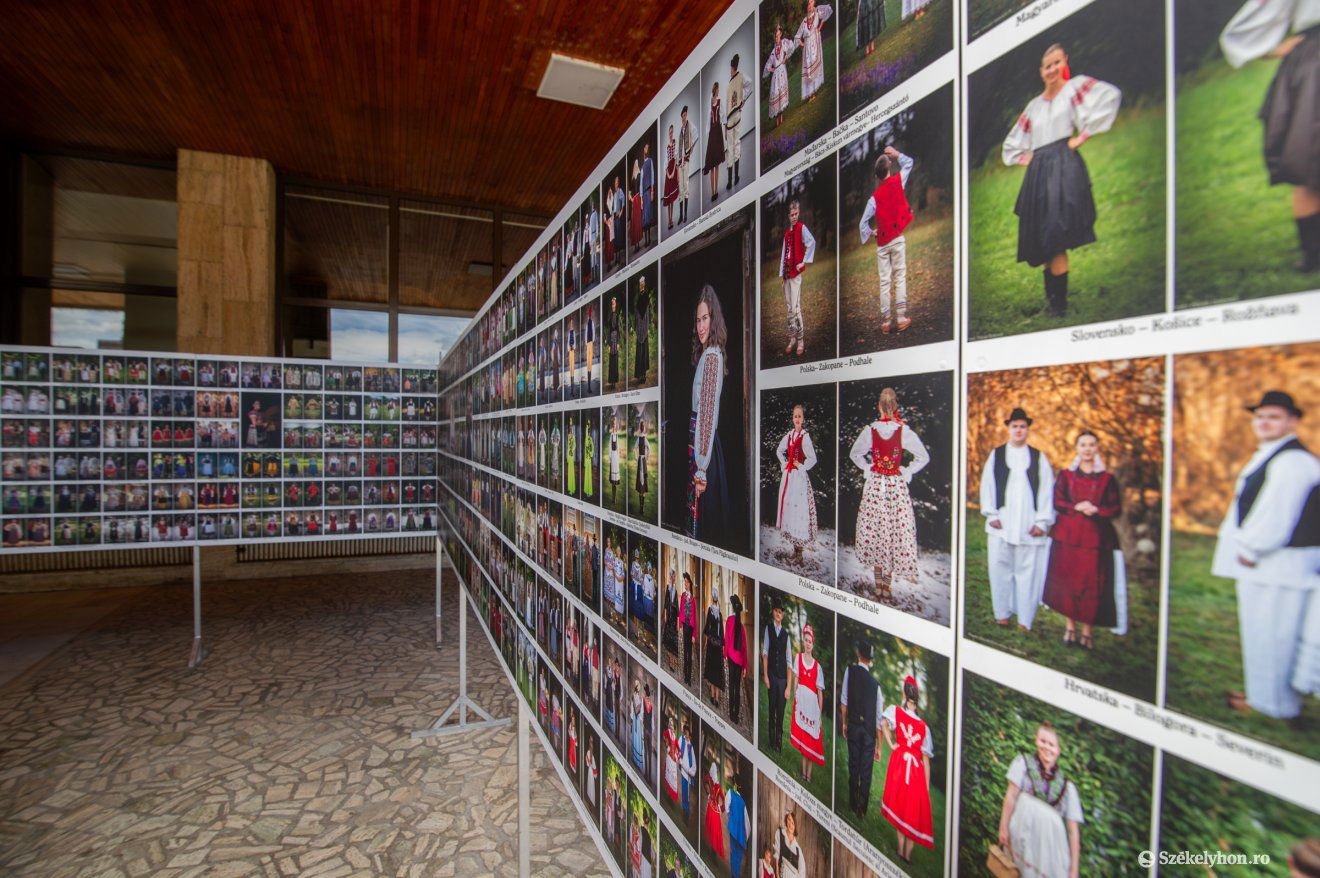 A Megyeháza Galéria előtti részen a Geofolk-kiállítás is megkinthető •  Fotó: Pinti Attila