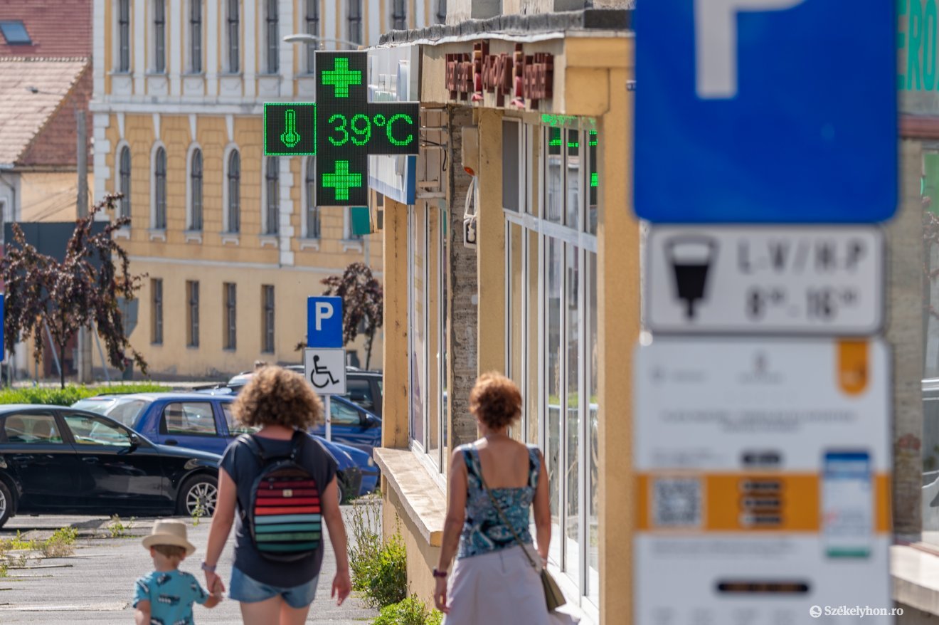 Pár éve még 32-33 Celsius-fokot mutatott a gyógyszertári hőmérő Csíkszeredában, az év ezen időszakában. Hozzá kell szoknunk az erősebb hőhullámokhoz. Képünk illusztráció •  Fotó: Pinti Attila