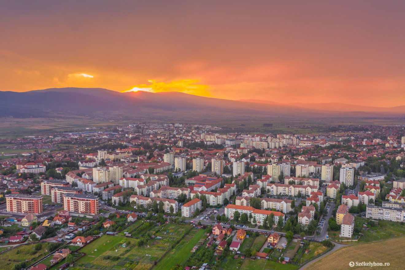 Vihar előtti csodás naplemente a Hargitán július közepén •  Fotó: Pinti Attila