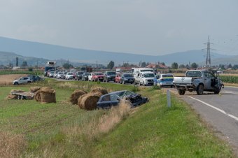 Szétszóródott szalmabálák, összetört autók Csíkszereda határában – fotók
