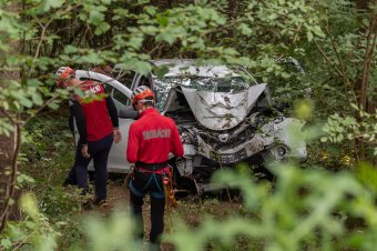 Szakadékba zuhant egy autó a Nyergestetőn, egy személy életét vesztette
