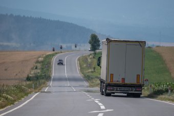 Kamionstopot rendeltek el a magyar határ menti megyében a hőség miatt