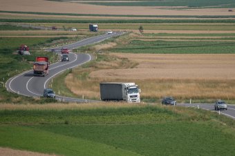 Az ország több mint felében korlátozzák a teherautó-forgalmat, erdélyi megyék is érintettek