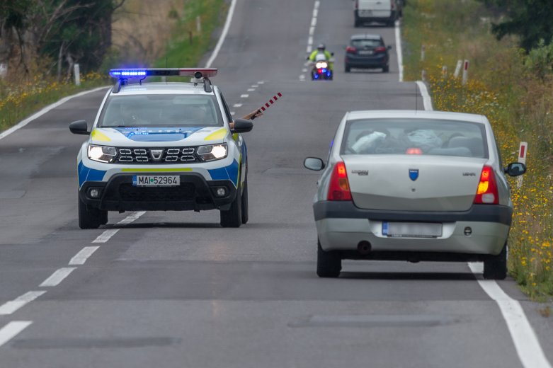 Öt megye rendőrei ellenőriznek vasárnap a 15-ös országúton