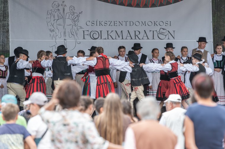 Pörgő szoknyák és mesterségbemutatók a csíkszentdomokosi Folkmaratonon