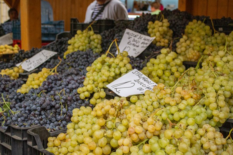 Változatos szőlőárak Csíkszeredában: van, aki háromszor annyit kér, mint a másik