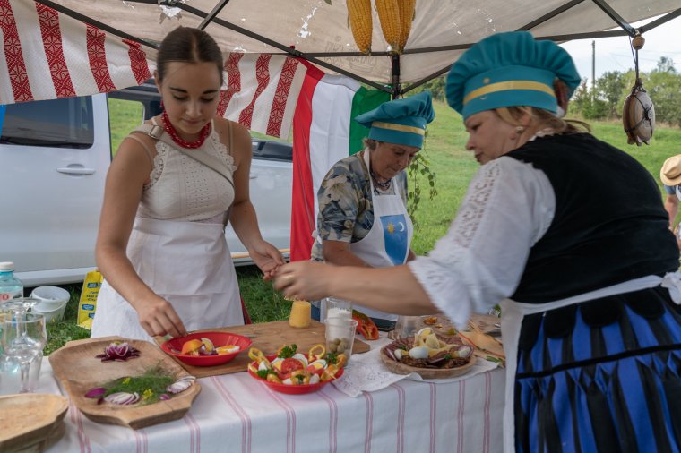 Puliszkaillat és csángó dallamok töltik meg a Gyimeseket