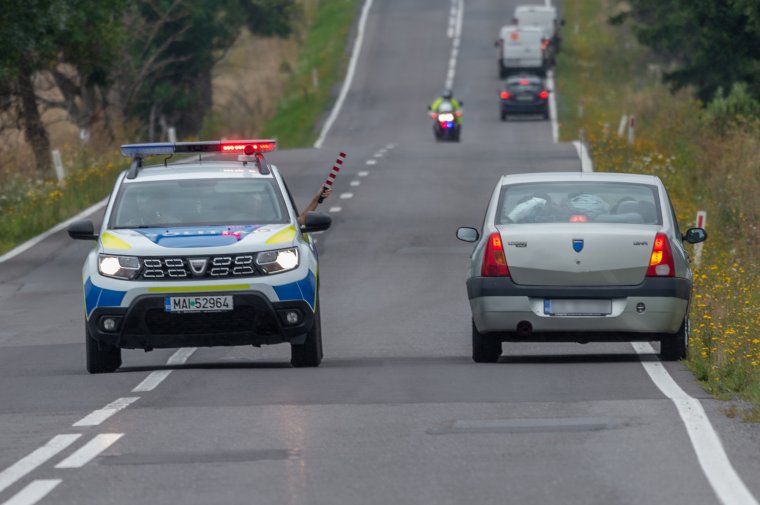 Autós üldözés után kapták el a férfit, aki állítólag tízmillió lejt lopott a Román Postától