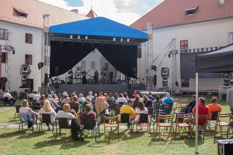 Üveggyöngyvarázs: tudomány, művészet és közösségi élmény Csíkszeredában