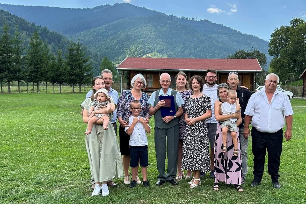 Bilibók Ágoston családja körében •  Fotó: Turóczi Melinda